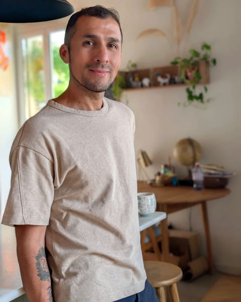 Diego en su cocina, con ropa de casa